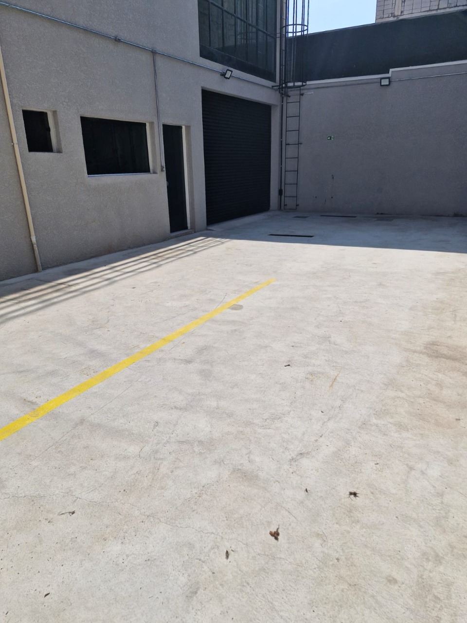 Prédio comercial para alugar em Alphaville, Barueri, com 1.001 m², elevador, energia trifásica, e excelente acesso à Rodovia Castelo Branco