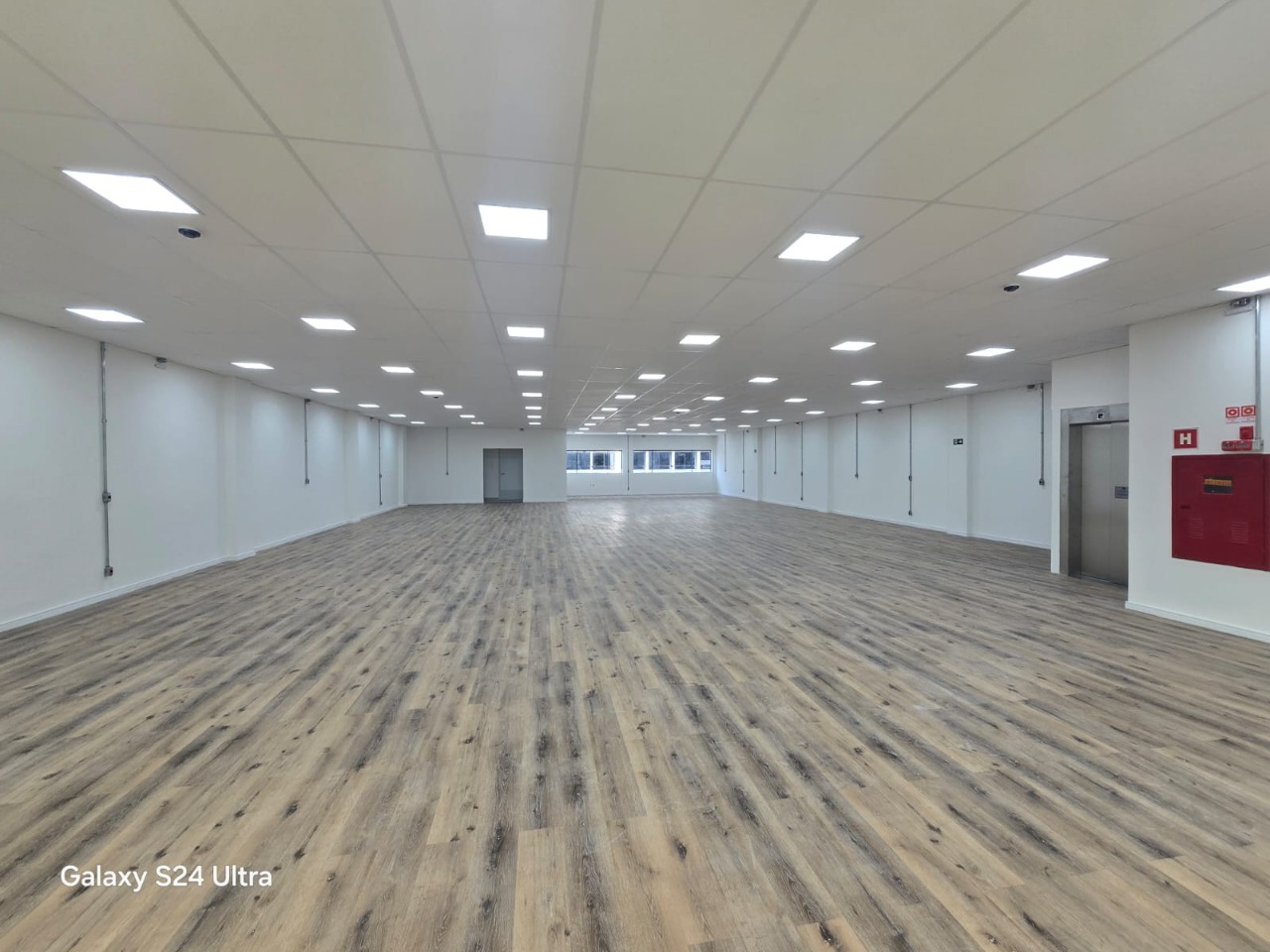 Prédio comercial para alugar em Alphaville, Barueri, com 1.001 m², elevador, energia trifásica, e excelente acesso à Rodovia Castelo Branco