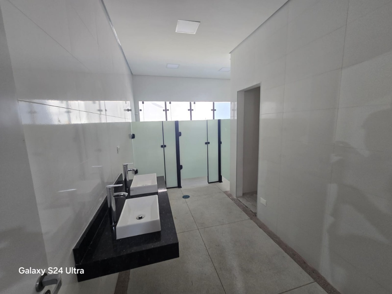Prédio comercial para alugar em Alphaville, Barueri, com 1.001 m², elevador, energia trifásica, e excelente acesso à Rodovia Castelo Branco