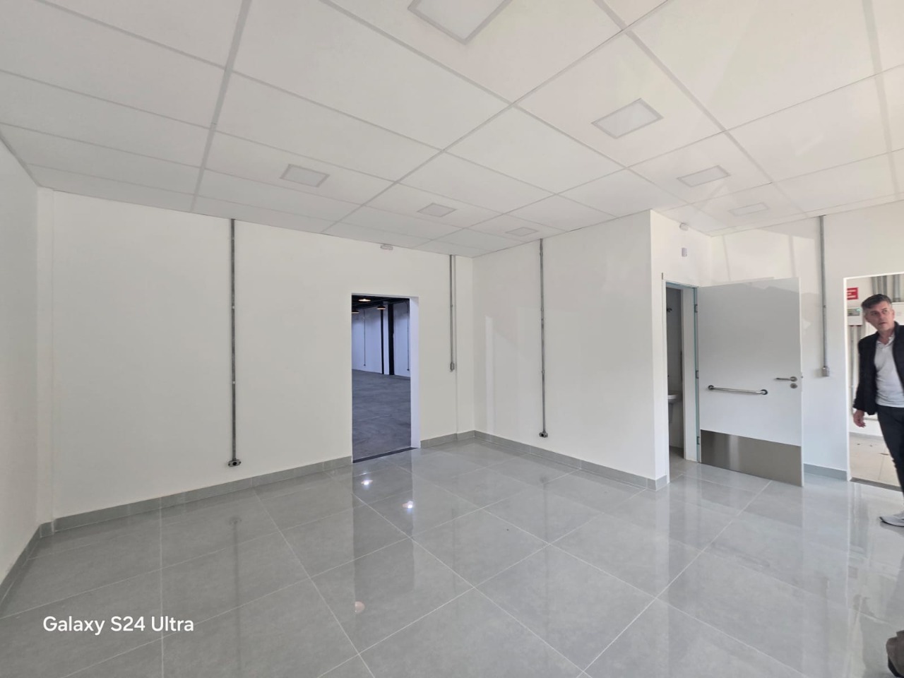 Prédio comercial para alugar em Alphaville, Barueri, com 1.001 m², elevador, energia trifásica, e excelente acesso à Rodovia Castelo Branco
