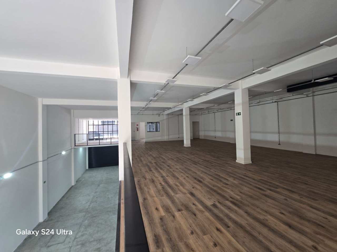 Prédio comercial para alugar em Alphaville, Barueri, com 1.001 m², elevador, energia trifásica, e excelente acesso à Rodovia Castelo Branco