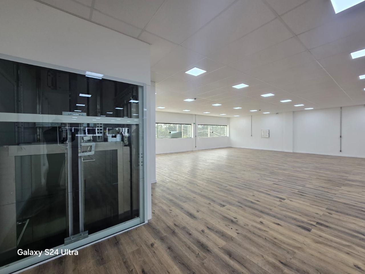 Prédio comercial para alugar em Alphaville, Barueri, com 1.001 m², elevador, energia trifásica, e excelente acesso à Rodovia Castelo Branco