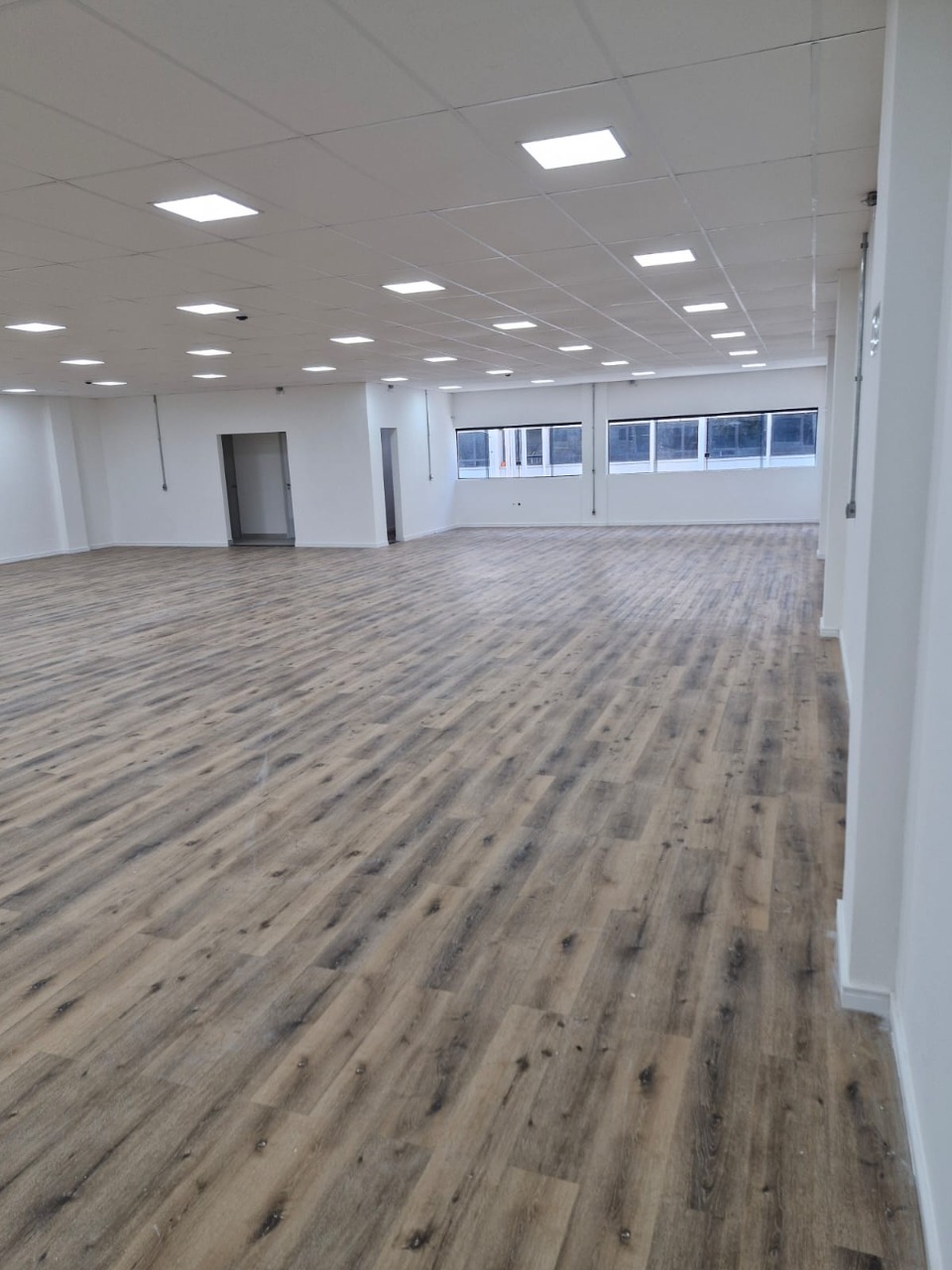 Prédio comercial para alugar em Alphaville, Barueri, com 1.001 m², elevador, energia trifásica, e excelente acesso à Rodovia Castelo Branco