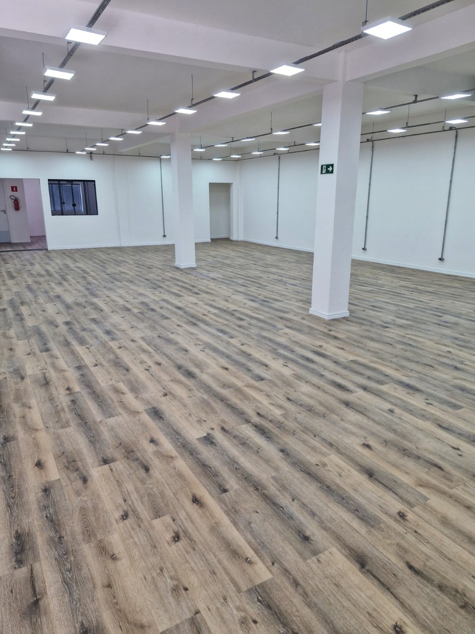 Prédio comercial para alugar em Alphaville, Barueri, com 1.001 m², elevador, energia trifásica, e excelente acesso à Rodovia Castelo Branco