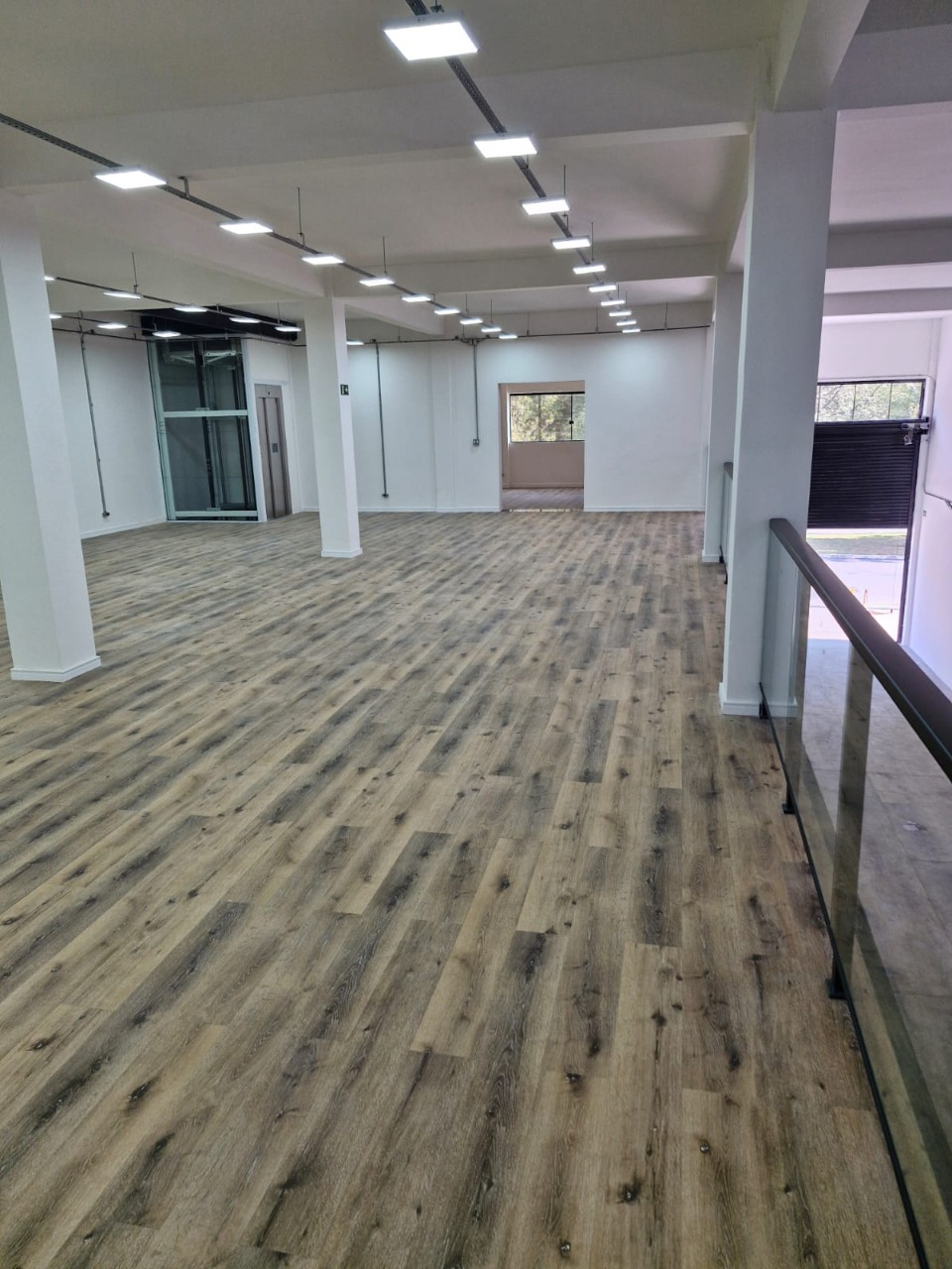 Prédio comercial para alugar em Alphaville, Barueri, com 1.001 m², elevador, energia trifásica, e excelente acesso à Rodovia Castelo Branco