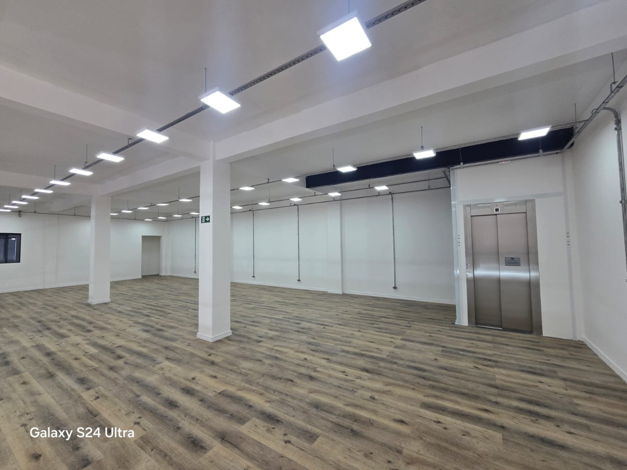 Prédio comercial para alugar em Alphaville, Barueri, com 1.001 m², elevador, energia trifásica, e excelente acesso à Rodovia Castelo Branco