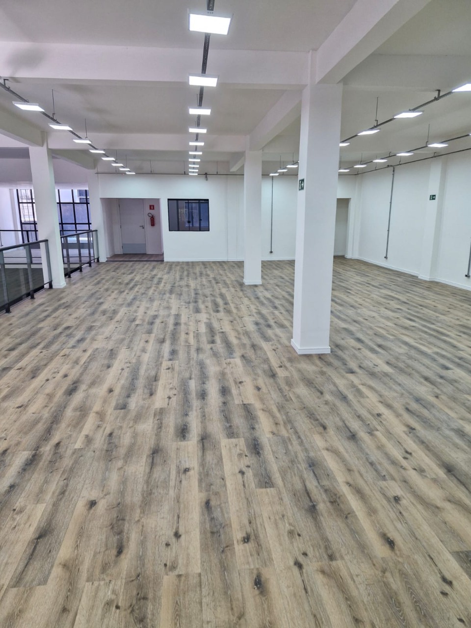 Prédio comercial para alugar em Alphaville, Barueri, com 1.001 m², elevador, energia trifásica, e excelente acesso à Rodovia Castelo Branco