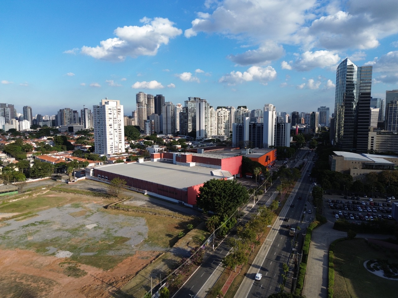 Galpão para alugar em São Paulo no Brooklin ao lado da Marginal Pinheiros Localização privilegiada, 200 m da Marginal Pinheiros