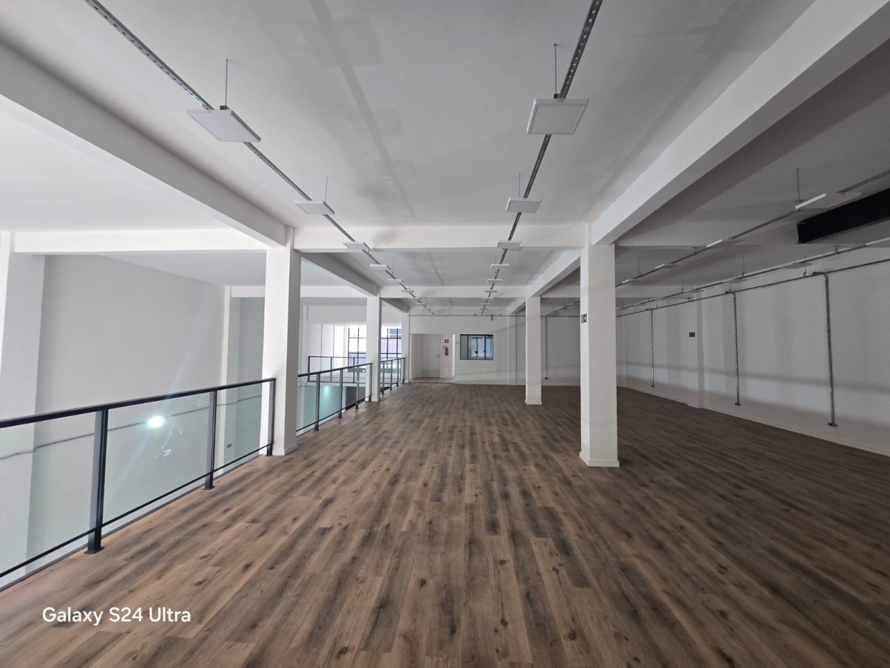 Prédio comercial para alugar em Alphaville, Barueri, com 1.001 m², elevador, energia trifásica, e excelente acesso à Rodovia Castelo Branco
