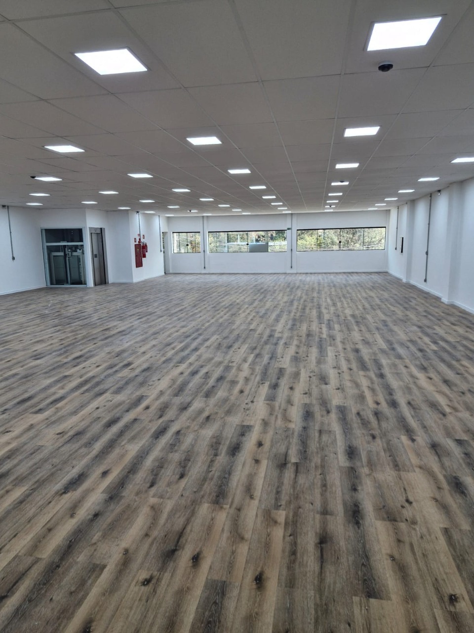Prédio comercial para alugar em Alphaville, Barueri, com 1.001 m², elevador, energia trifásica, e excelente acesso à Rodovia Castelo Branco