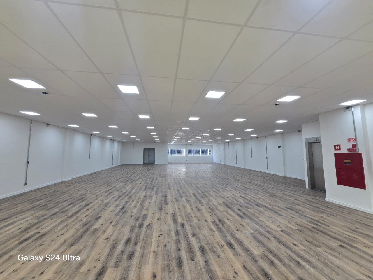 Prédio comercial para alugar em Alphaville, Barueri, com 1.001 m², elevador, energia trifásica, e excelente acesso à Rodovia Castelo Branco