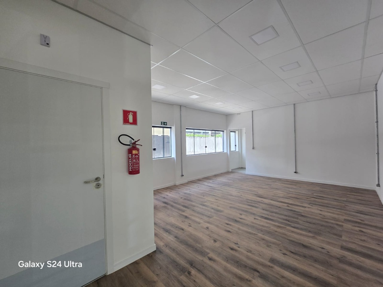 Prédio comercial para alugar em Alphaville, Barueri, com 1.001 m², elevador, energia trifásica, e excelente acesso à Rodovia Castelo Branco