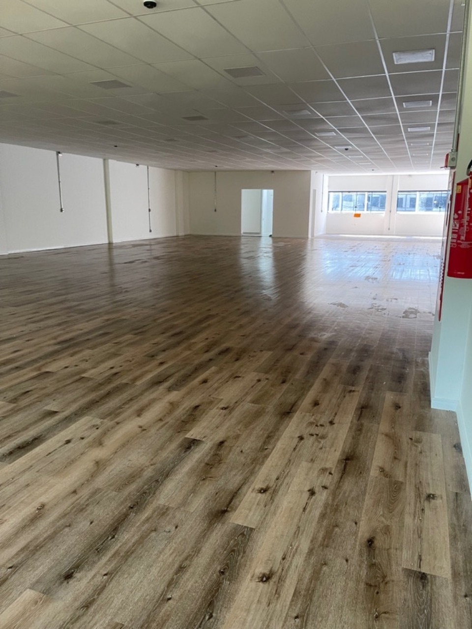 Prédio comercial para alugar em Alphaville, Barueri, com 1.001 m², elevador, energia trifásica, e excelente acesso à Rodovia Castelo Branco