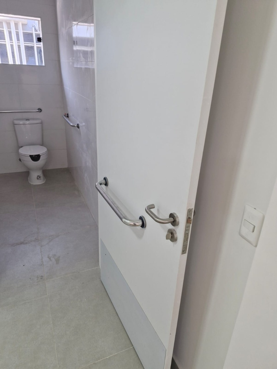 Prédio comercial para alugar em Alphaville, Barueri, com 1.001 m², elevador, energia trifásica, e excelente acesso à Rodovia Castelo Branco