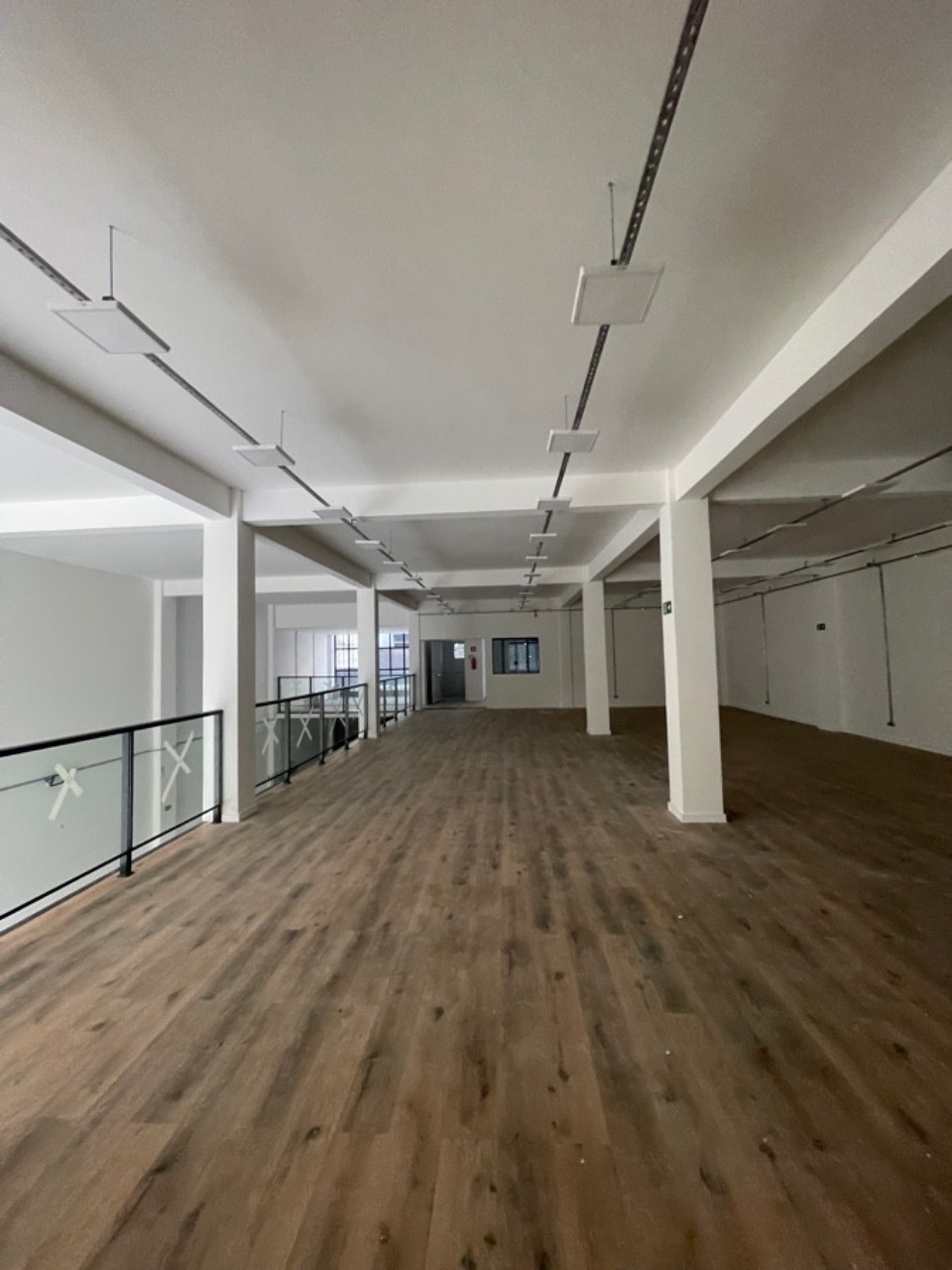 Prédio comercial para alugar em Alphaville, Barueri, com 1.001 m², elevador, energia trifásica, e excelente acesso à Rodovia Castelo Branco