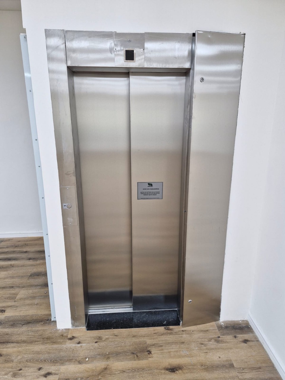 Prédio comercial para alugar em Alphaville, Barueri, com 1.001 m², elevador, energia trifásica, e excelente acesso à Rodovia Castelo Branco