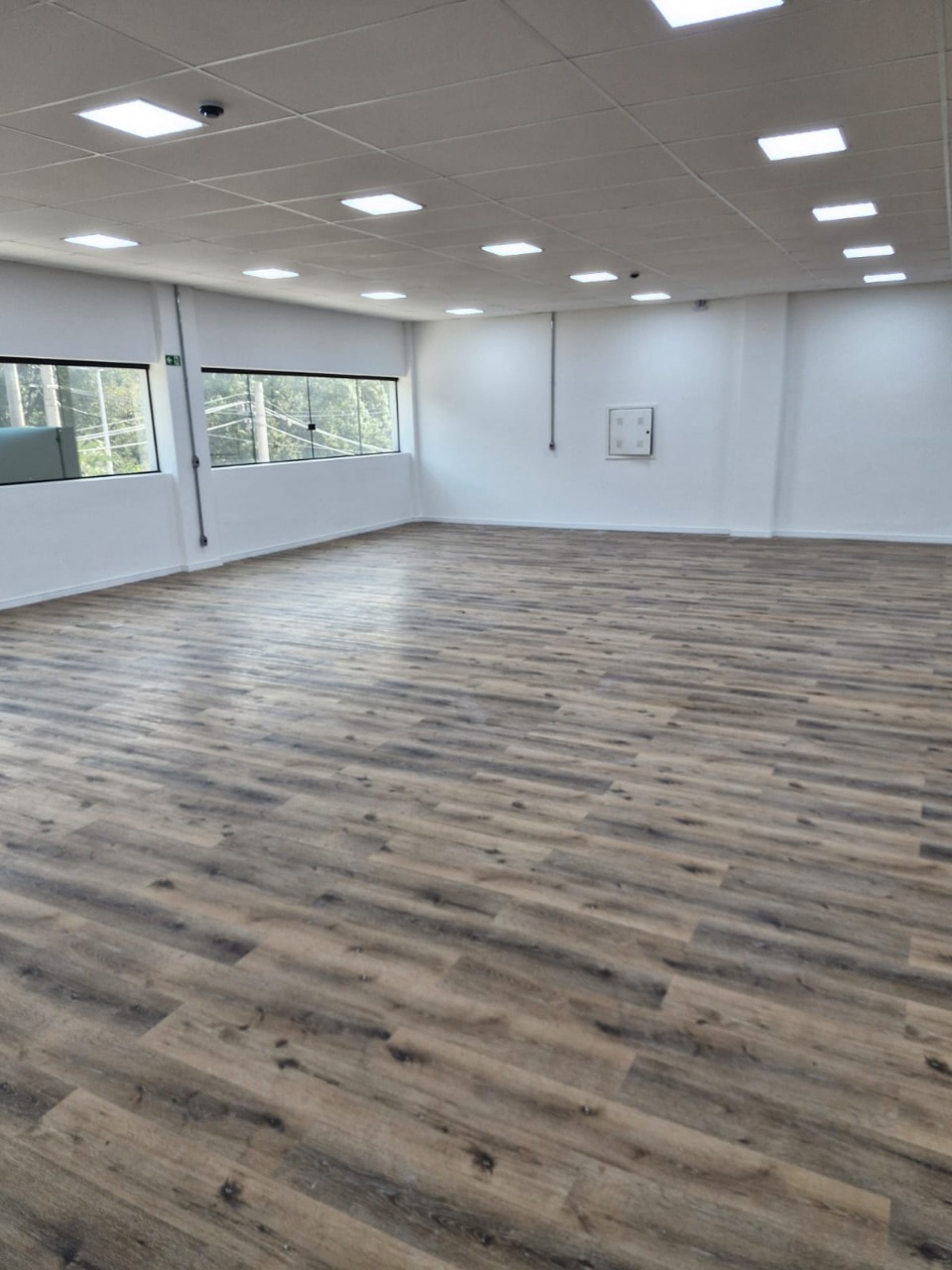 Prédio comercial para alugar em Alphaville, Barueri, com 1.001 m², elevador, energia trifásica, e excelente acesso à Rodovia Castelo Branco