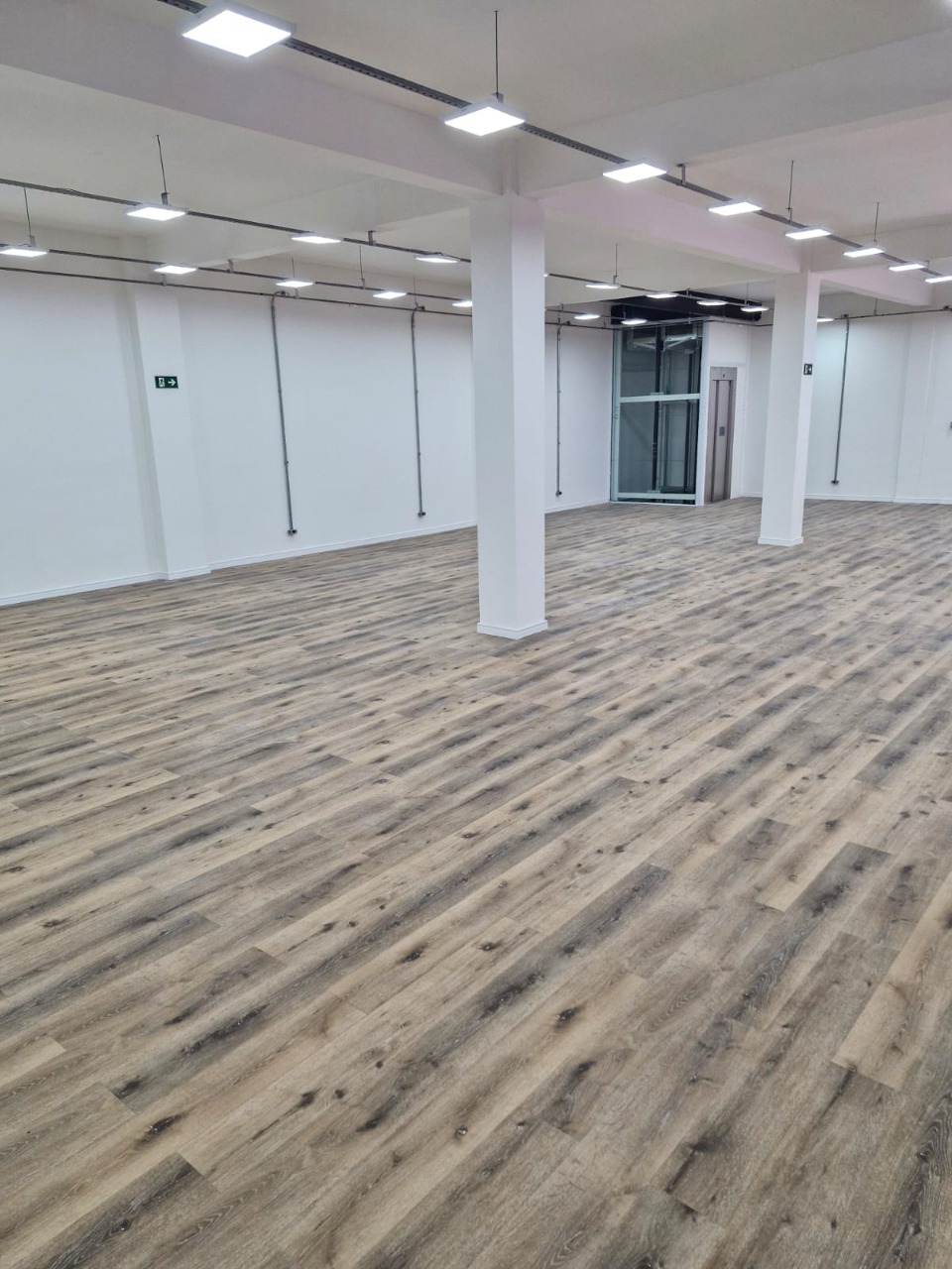 Prédio comercial para alugar em Alphaville, Barueri, com 1.001 m², elevador, energia trifásica, e excelente acesso à Rodovia Castelo Branco