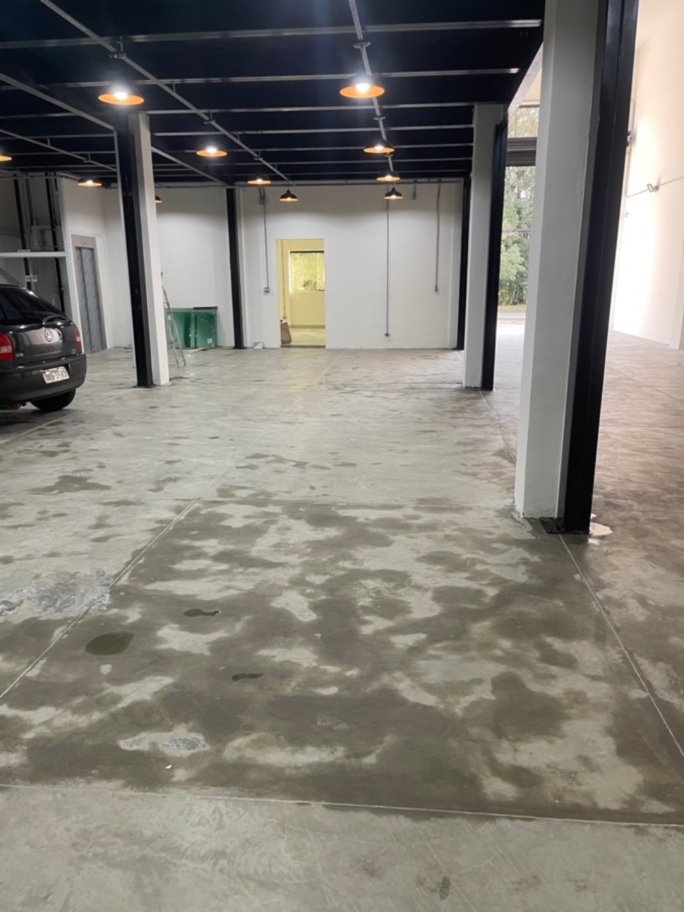 Prédio comercial para alugar em Alphaville, Barueri, com 1.001 m², elevador, energia trifásica, e excelente acesso à Rodovia Castelo Branco