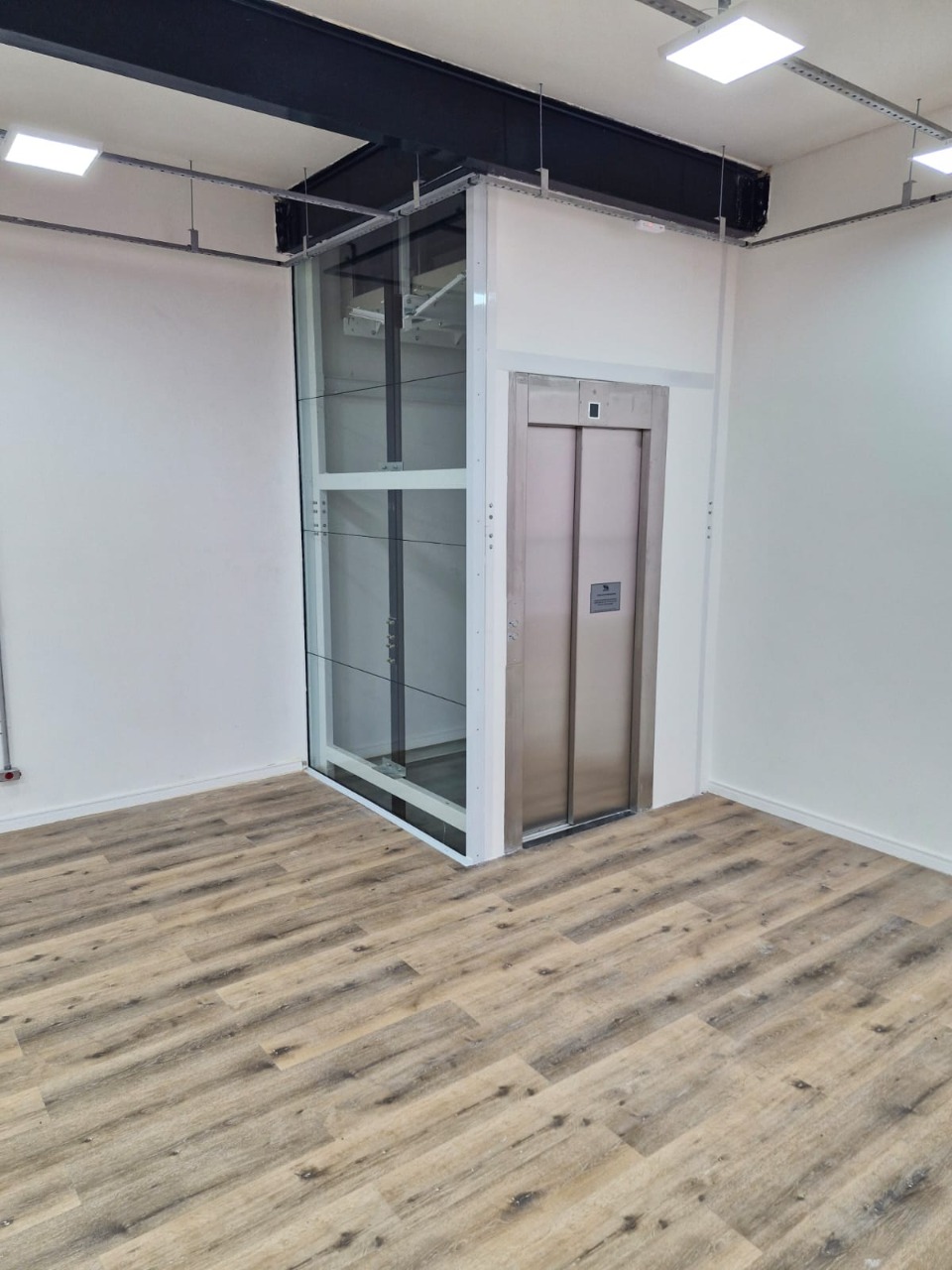Prédio comercial para alugar em Alphaville, Barueri, com 1.001 m², elevador, energia trifásica, e excelente acesso à Rodovia Castelo Branco