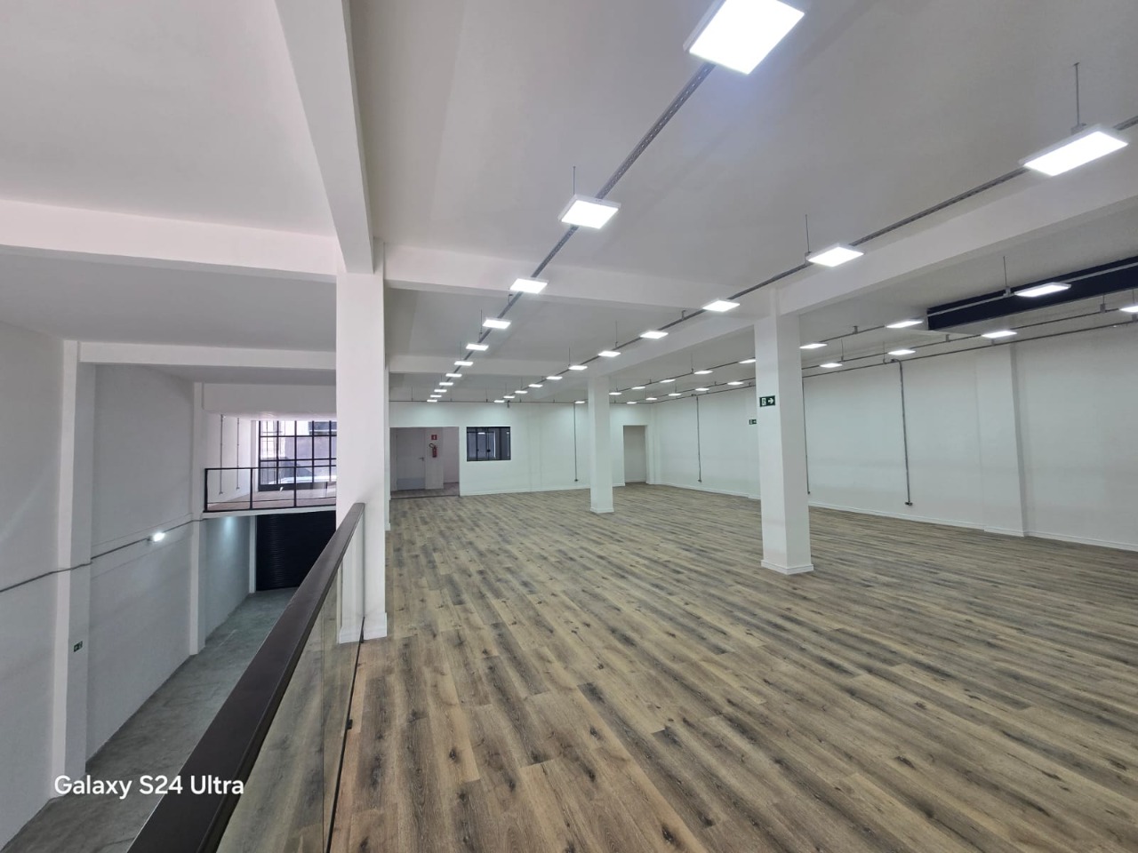 Prédio comercial para alugar em Alphaville, Barueri, com 1.001 m², elevador, energia trifásica, e excelente acesso à Rodovia Castelo Branco