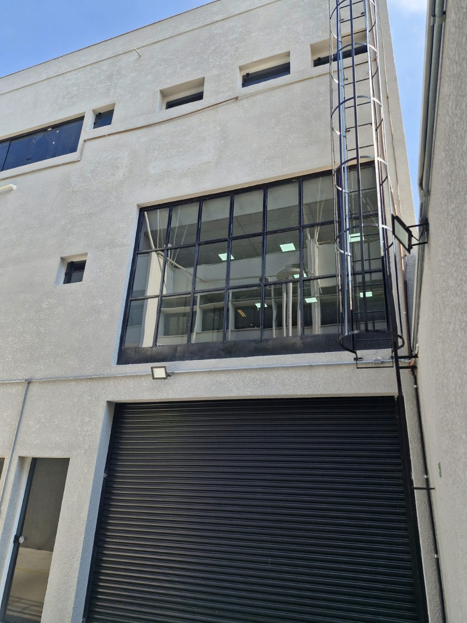 Prédio comercial para alugar em Alphaville, Barueri, com 1.001 m², elevador, energia trifásica, e excelente acesso à Rodovia Castelo Branco