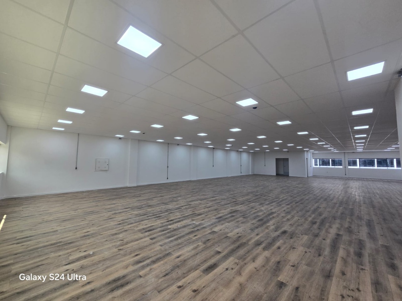 Prédio comercial para alugar em Alphaville, Barueri, com 1.001 m², elevador, energia trifásica, e excelente acesso à Rodovia Castelo Branco