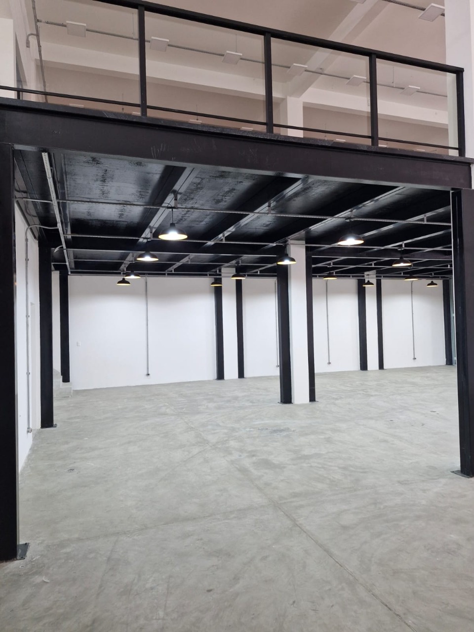 Prédio comercial para alugar em Alphaville, Barueri, com 1.001 m², elevador, energia trifásica, e excelente acesso à Rodovia Castelo Branco