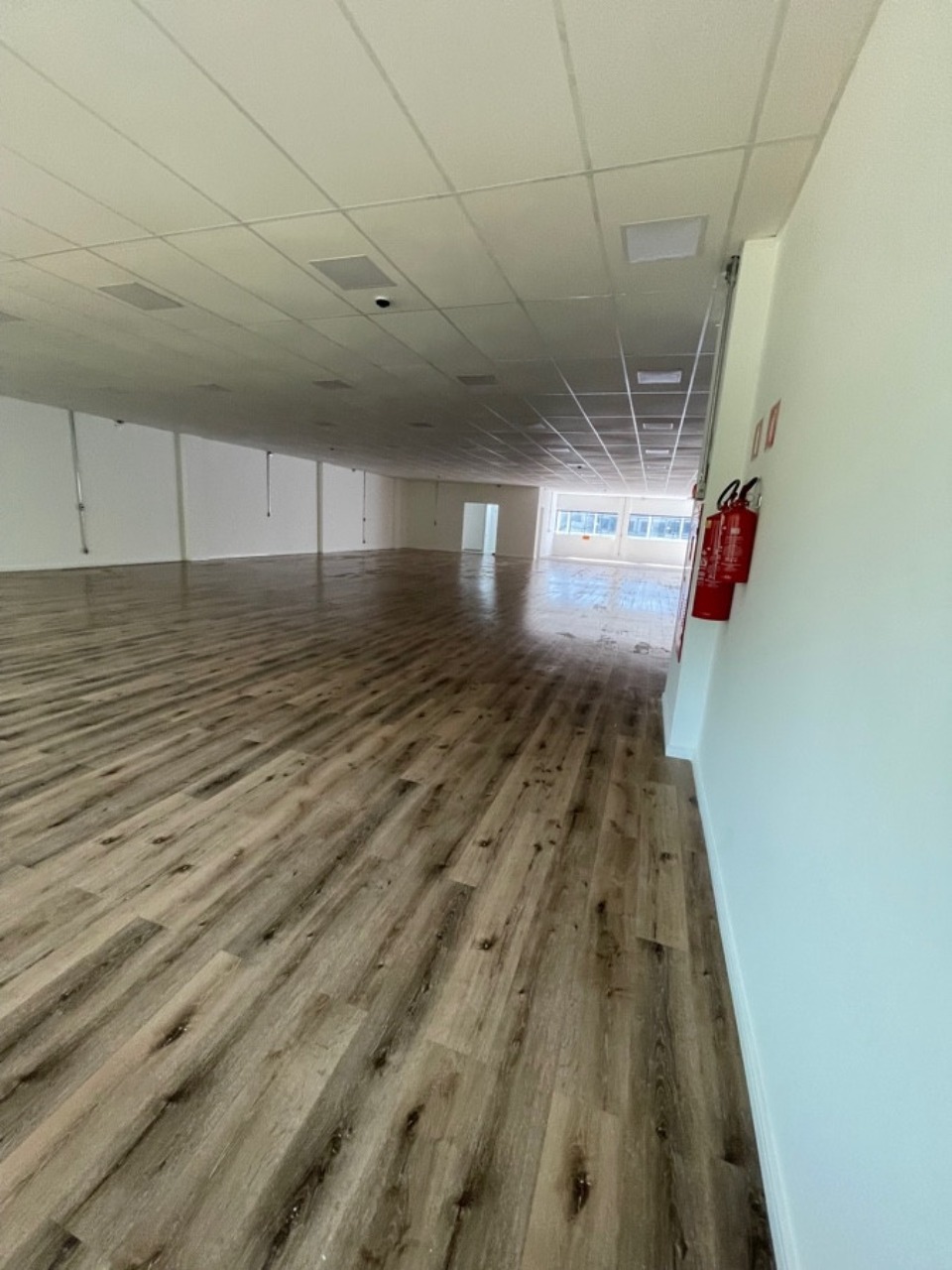 Prédio comercial para alugar em Alphaville, Barueri, com 1.001 m², elevador, energia trifásica, e excelente acesso à Rodovia Castelo Branco