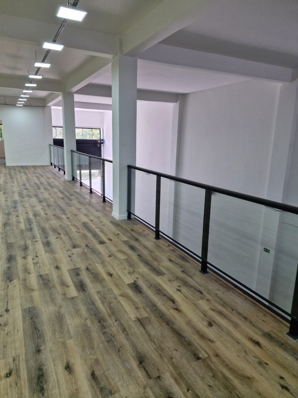 Prédio comercial para alugar em Alphaville, Barueri, com 1.001 m², elevador, energia trifásica, e excelente acesso à Rodovia Castelo Branco