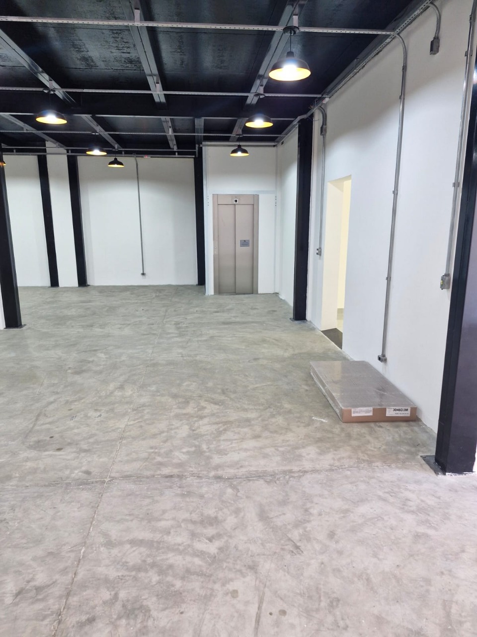 Prédio comercial para alugar em Alphaville, Barueri, com 1.001 m², elevador, energia trifásica, e excelente acesso à Rodovia Castelo Branco