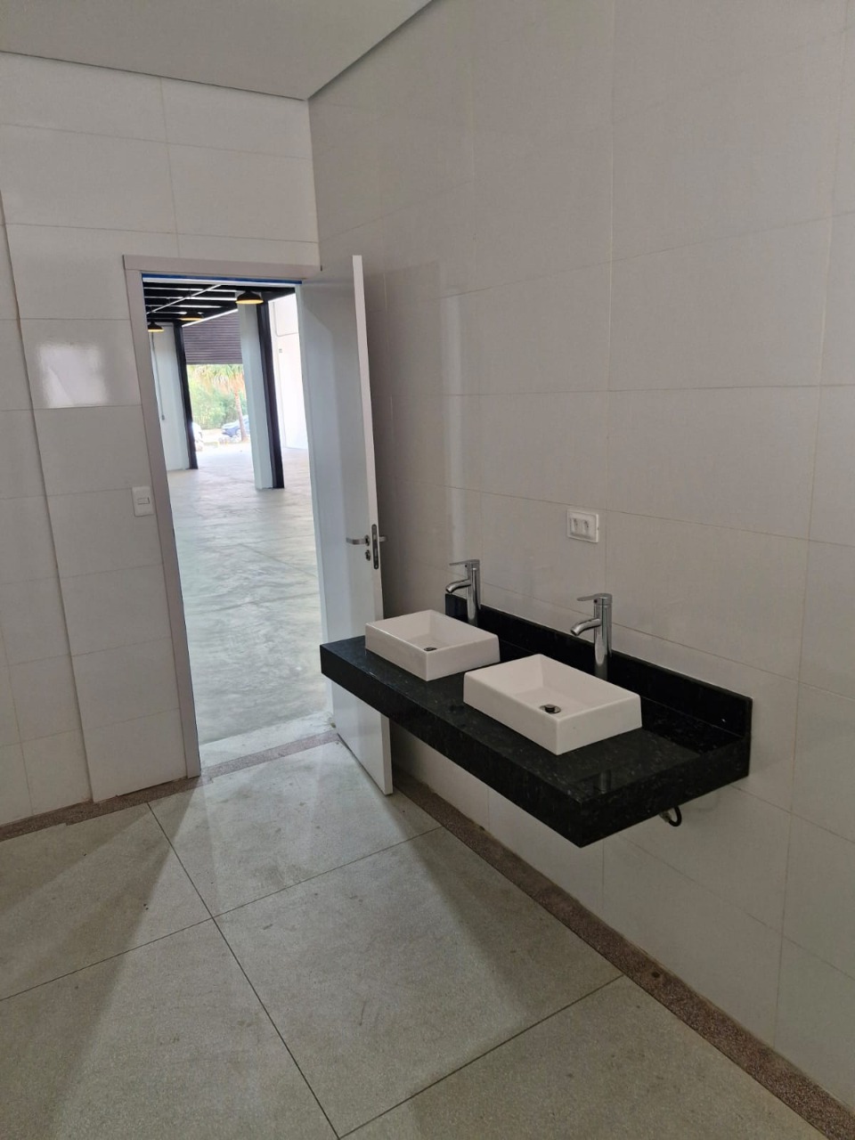 Prédio comercial para alugar em Alphaville, Barueri, com 1.001 m², elevador, energia trifásica, e excelente acesso à Rodovia Castelo Branco