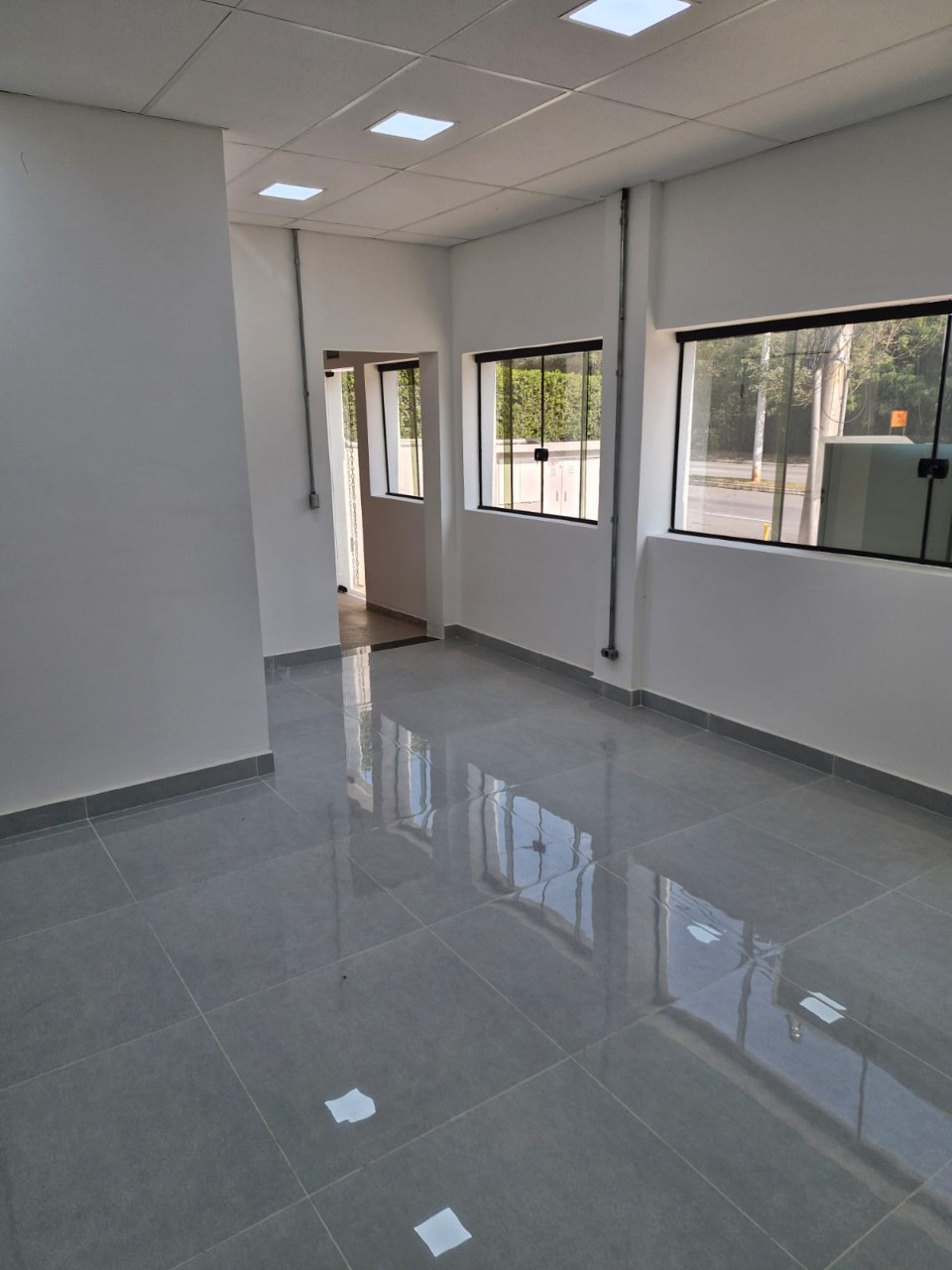 Prédio comercial para alugar em Alphaville, Barueri, com 1.001 m², elevador, energia trifásica, e excelente acesso à Rodovia Castelo Branco