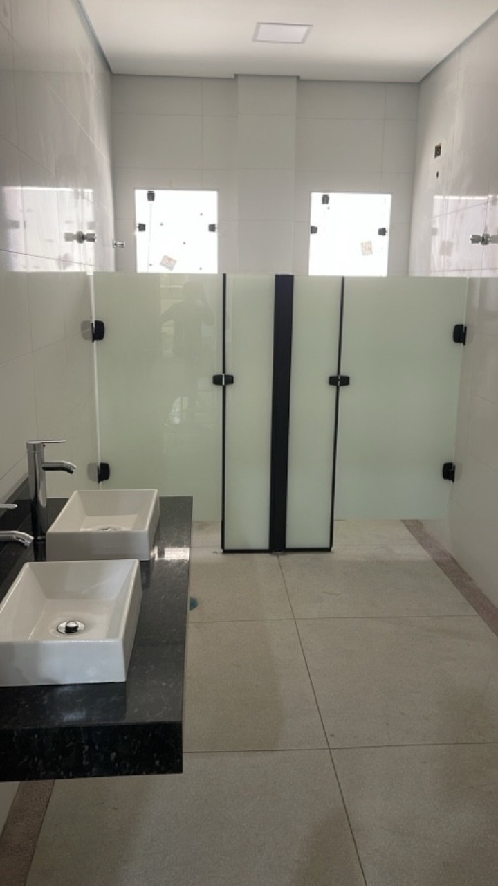 Prédio comercial para alugar em Alphaville, Barueri, com 1.001 m², elevador, energia trifásica, e excelente acesso à Rodovia Castelo Branco