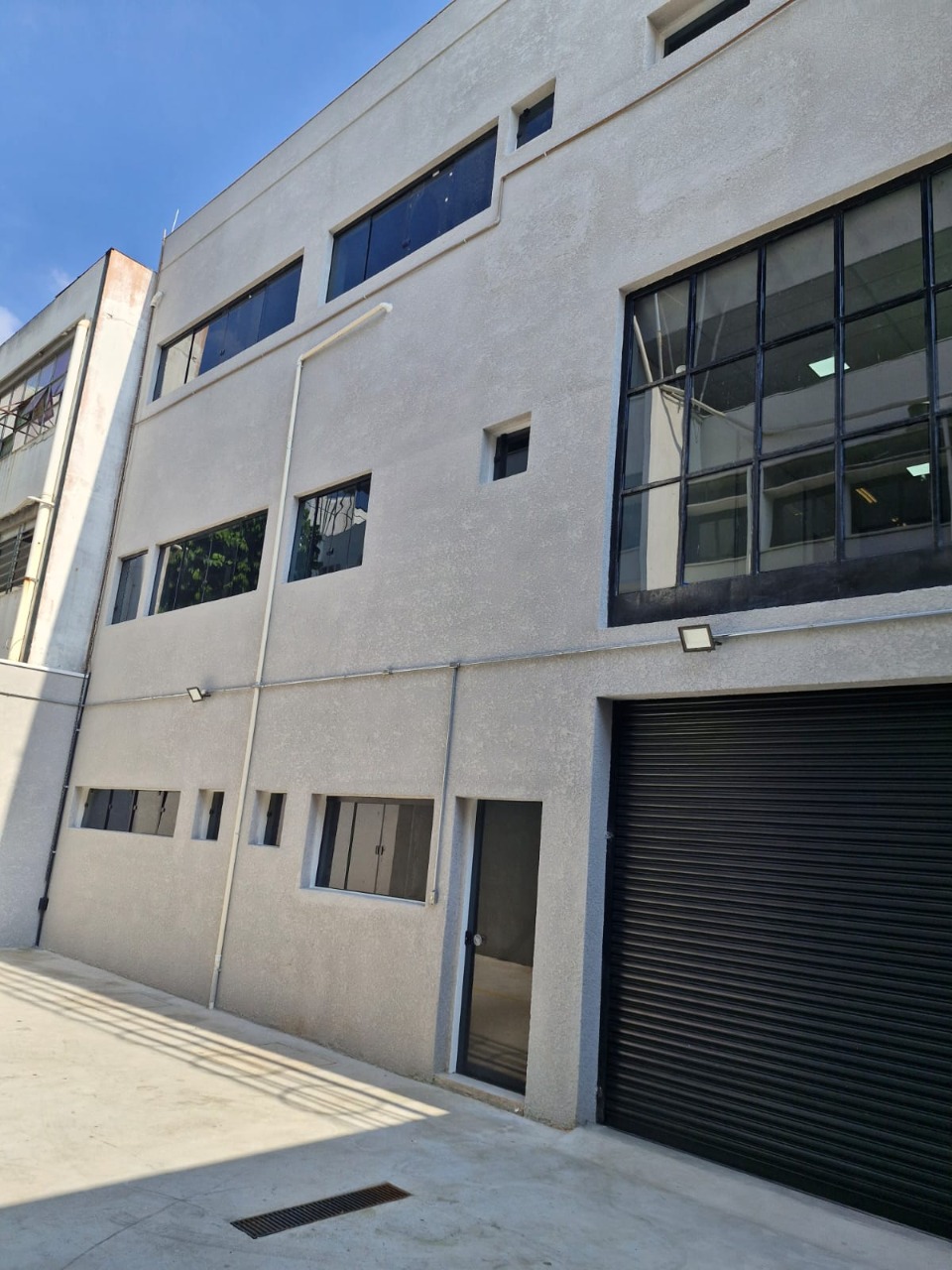 Prédio comercial para alugar em Alphaville, Barueri, com 1.001 m², elevador, energia trifásica, e excelente acesso à Rodovia Castelo Branco