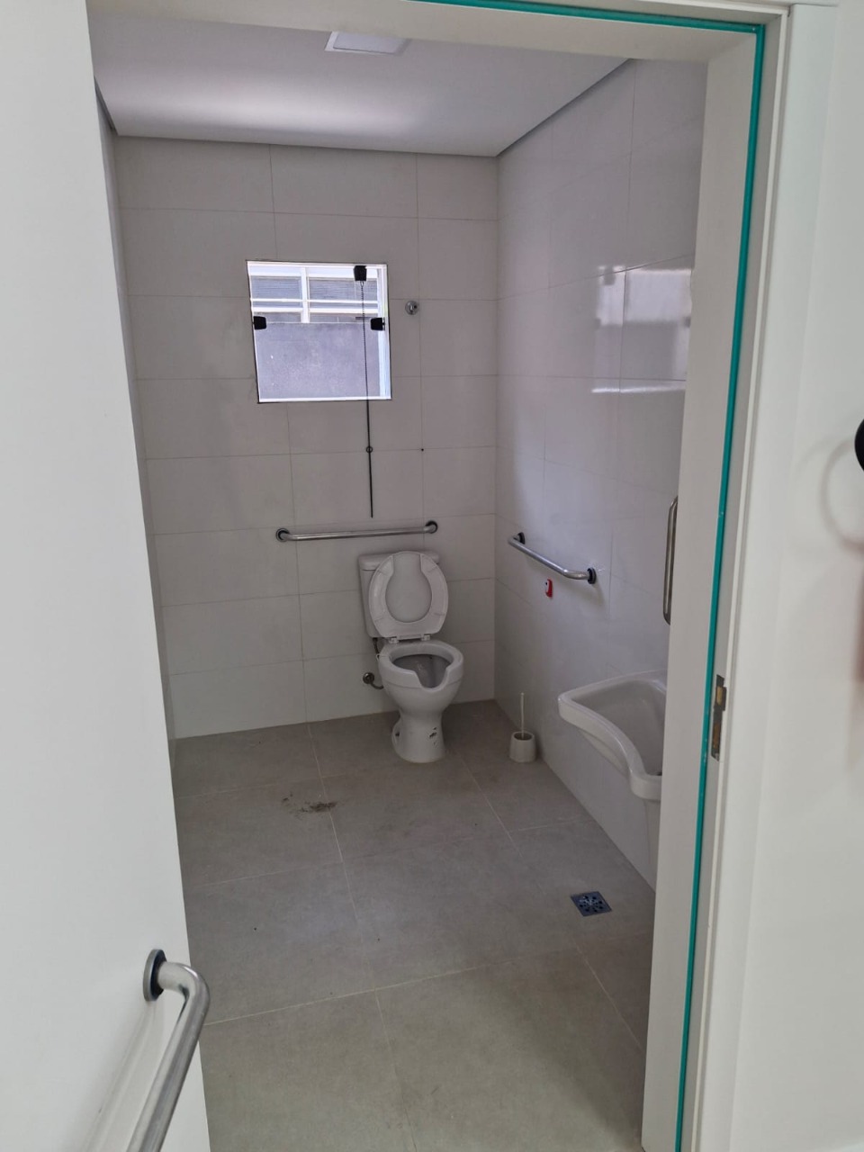 Prédio comercial para alugar em Alphaville, Barueri, com 1.001 m², elevador, energia trifásica, e excelente acesso à Rodovia Castelo Branco
