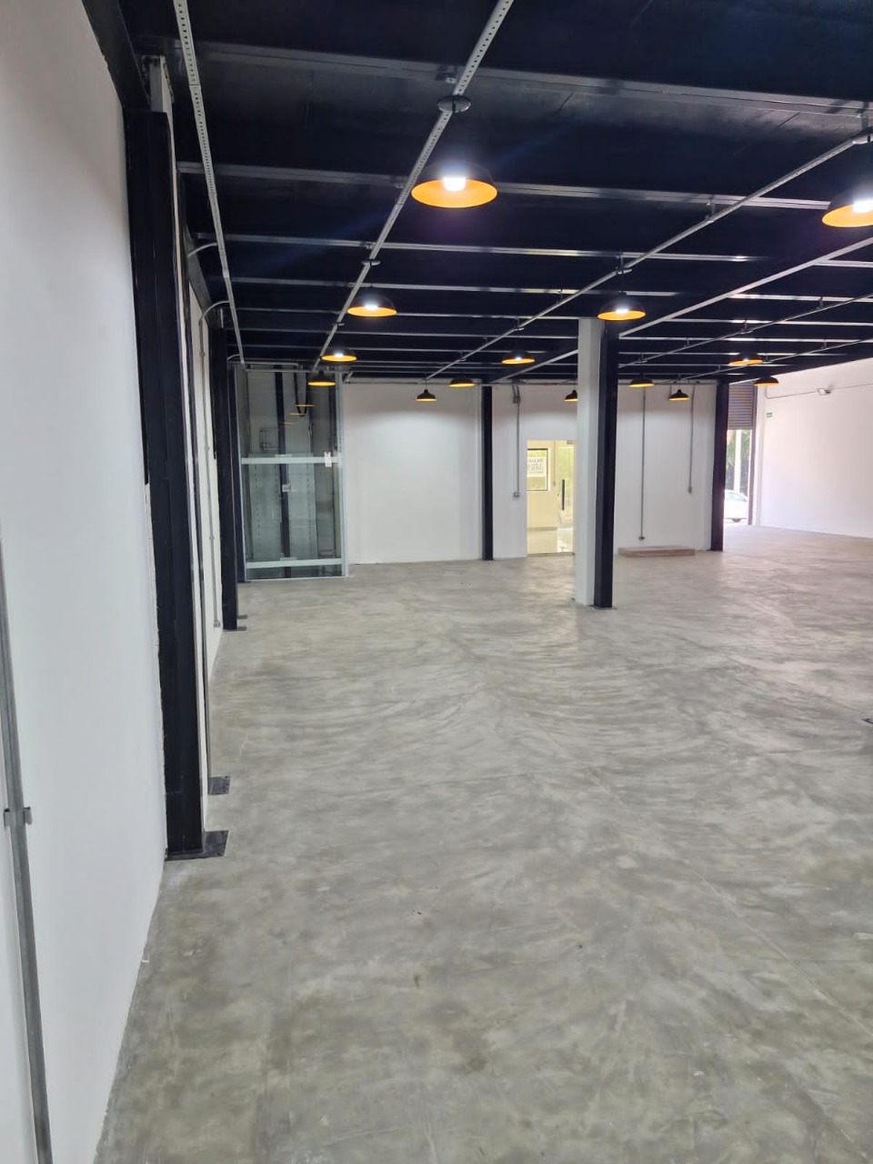 Prédio comercial para alugar em Alphaville, Barueri, com 1.001 m², elevador, energia trifásica, e excelente acesso à Rodovia Castelo Branco