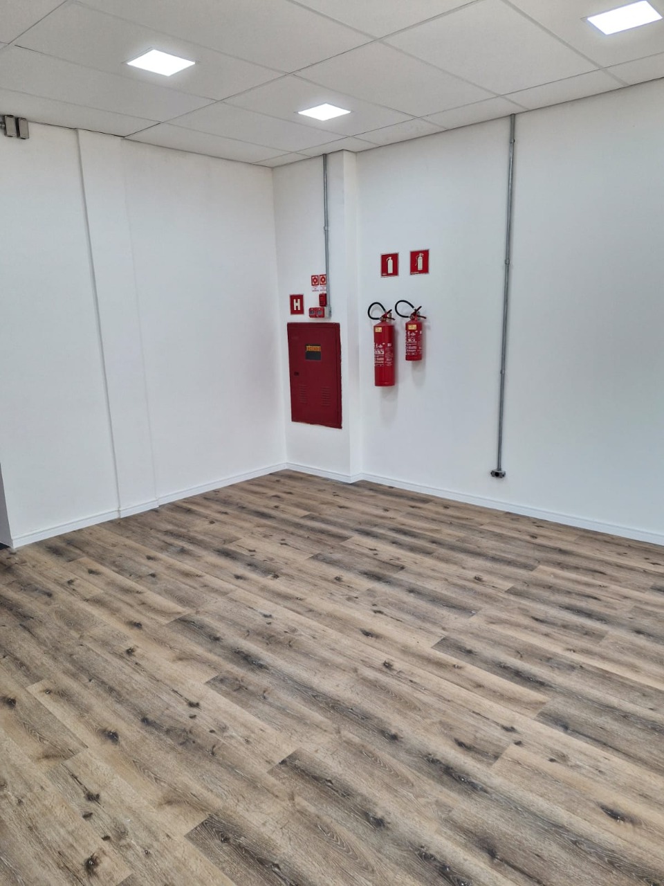 Prédio comercial para alugar em Alphaville, Barueri, com 1.001 m², elevador, energia trifásica, e excelente acesso à Rodovia Castelo Branco