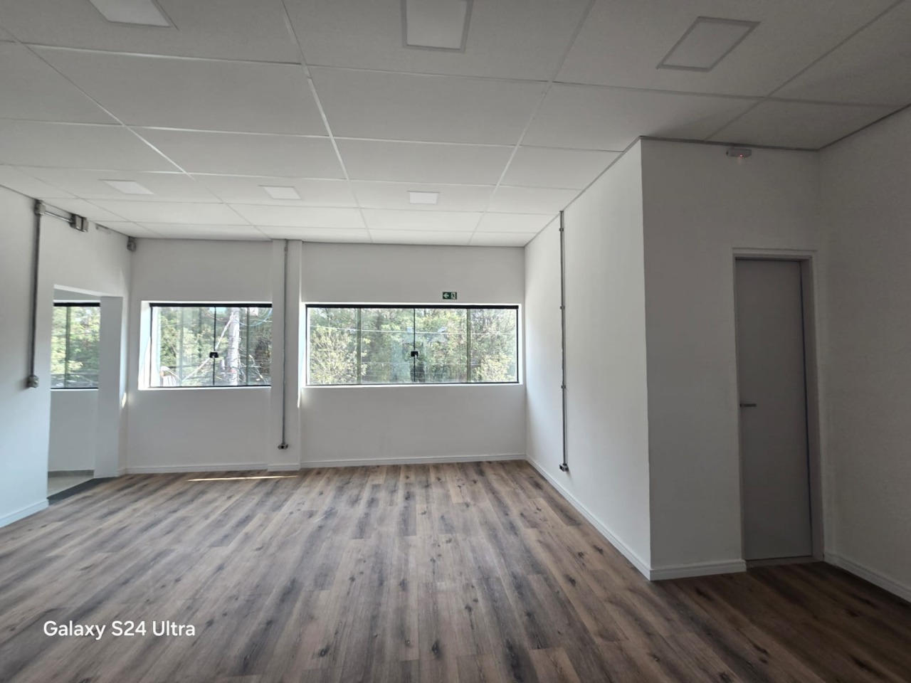 Prédio comercial para alugar em Alphaville, Barueri, com 1.001 m², elevador, energia trifásica, e excelente acesso à Rodovia Castelo Branco