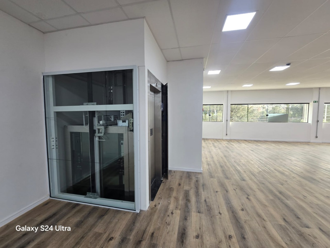 Prédio comercial para alugar em Alphaville, Barueri, com 1.001 m², elevador, energia trifásica, e excelente acesso à Rodovia Castelo Branco