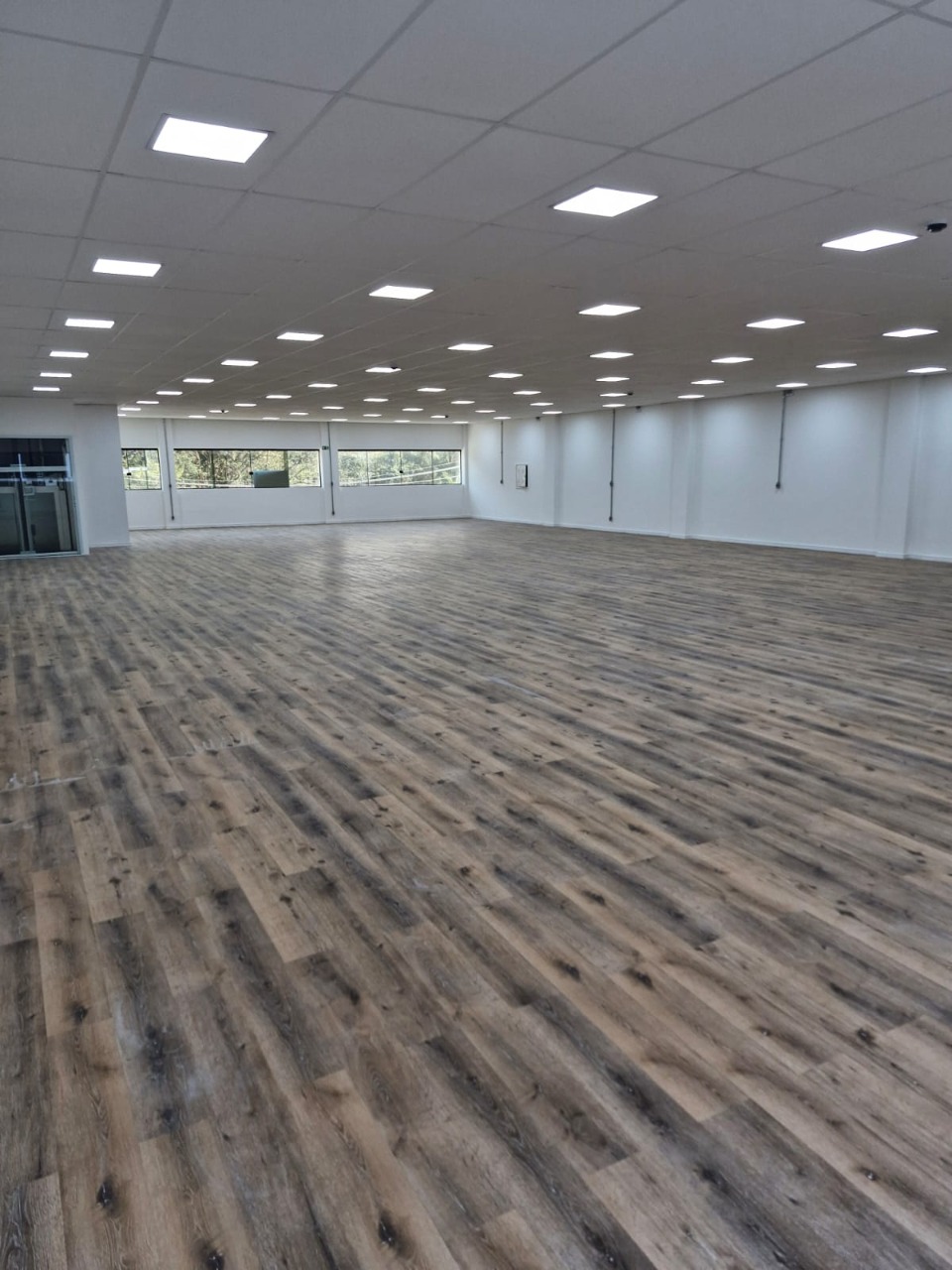 Prédio comercial para alugar em Alphaville, Barueri, com 1.001 m², elevador, energia trifásica, e excelente acesso à Rodovia Castelo Branco