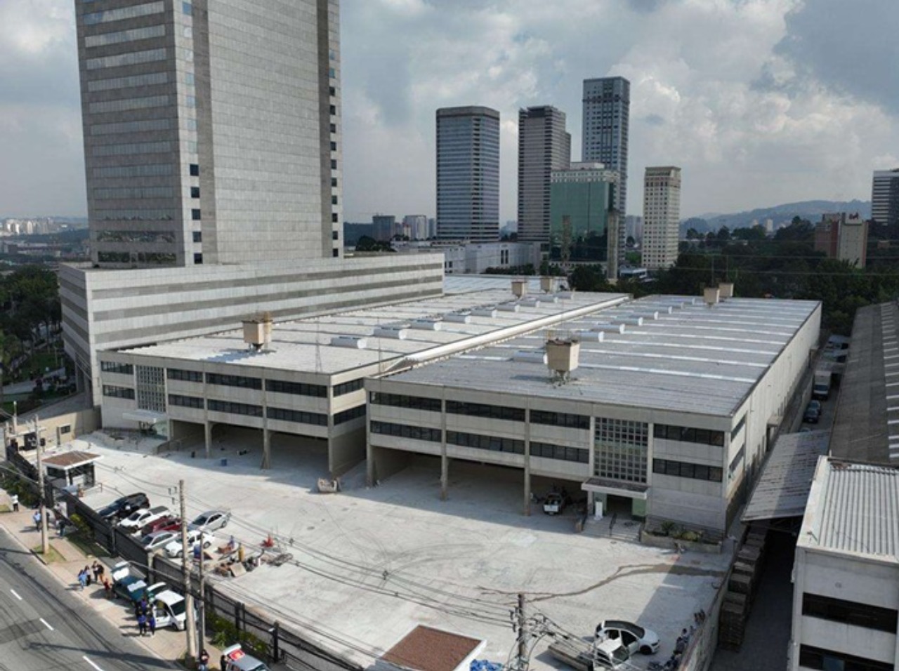 Galpão para alugar em Alphaville Barueri com 10.037 m², dois galpões industriais, área fabril de 7.997 m² e estrutura moderna