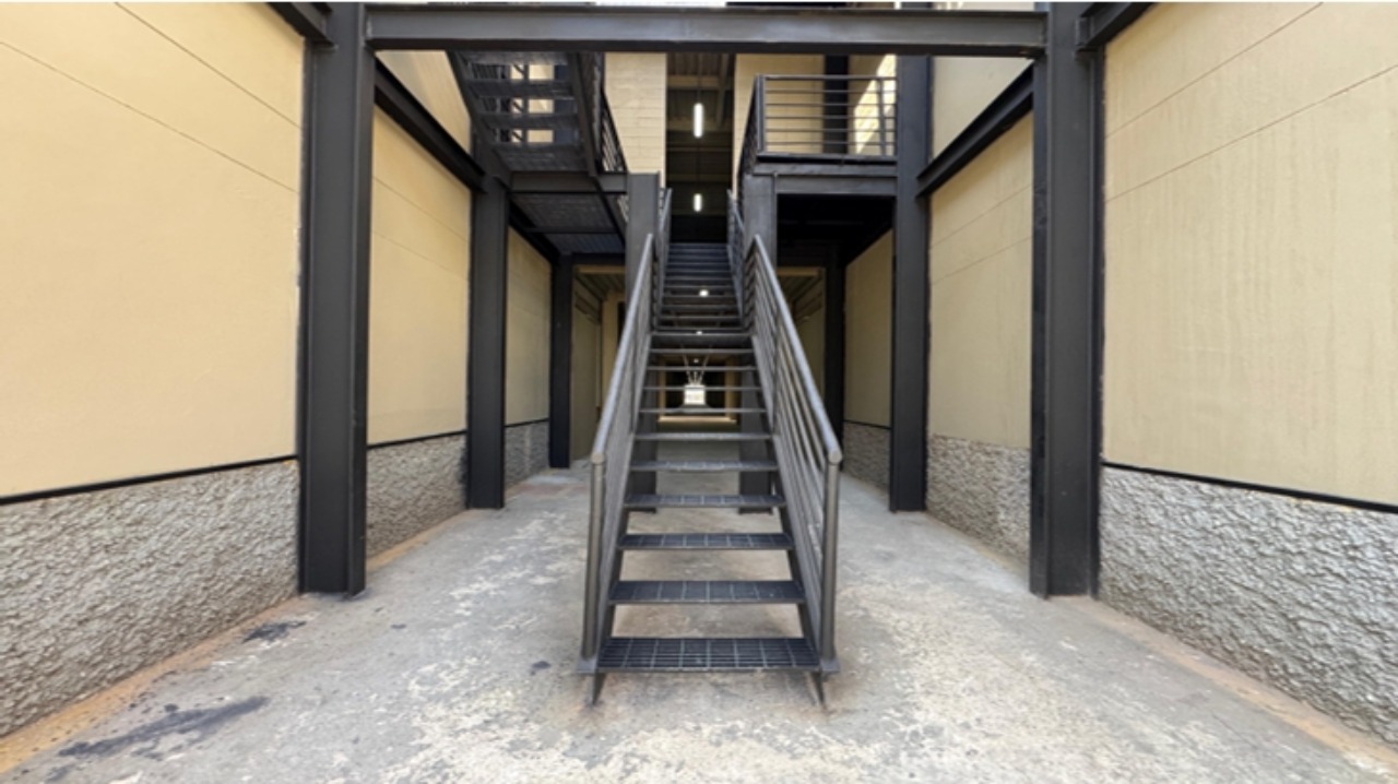 Galpão para alugar em Alphaville Barueri com 10.037 m², dois galpões industriais, área fabril de 7.997 m² e estrutura moderna