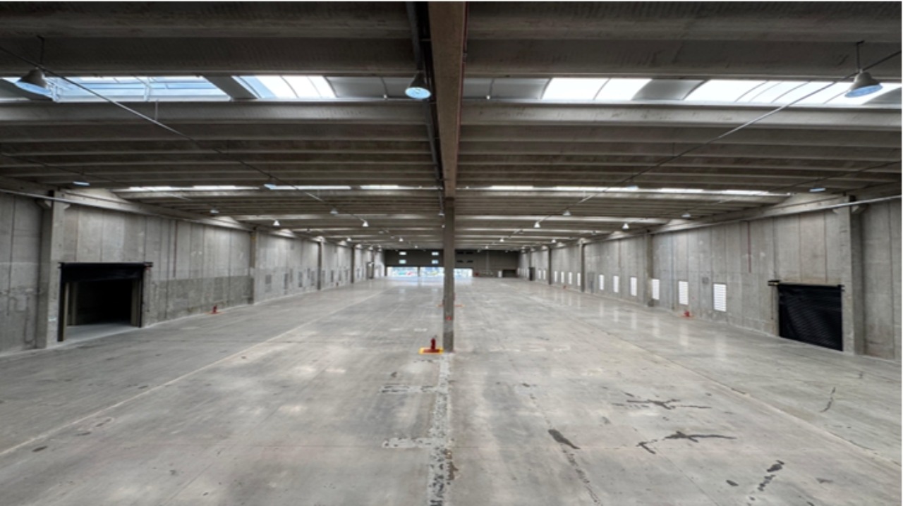 Galpão para alugar em Alphaville Barueri com 10.037 m², dois galpões industriais, área fabril de 7.997 m² e estrutura moderna