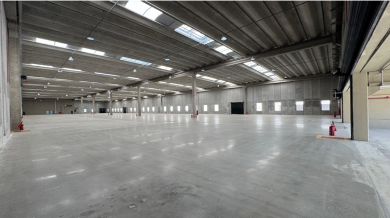 Galpão para alugar em Alphaville Barueri com 10.037 m², dois galpões industriais, área fabril de 7.997 m² e estrutura moderna