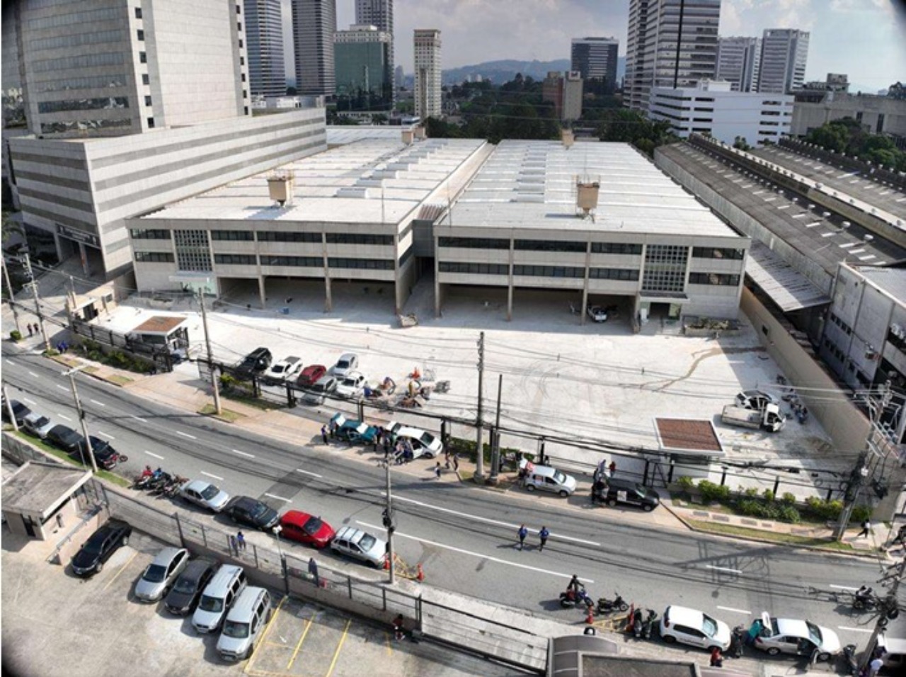 Galpão para alugar em Alphaville Barueri com 10.037 m², dois galpões industriais, área fabril de 7.997 m² e estrutura moderna