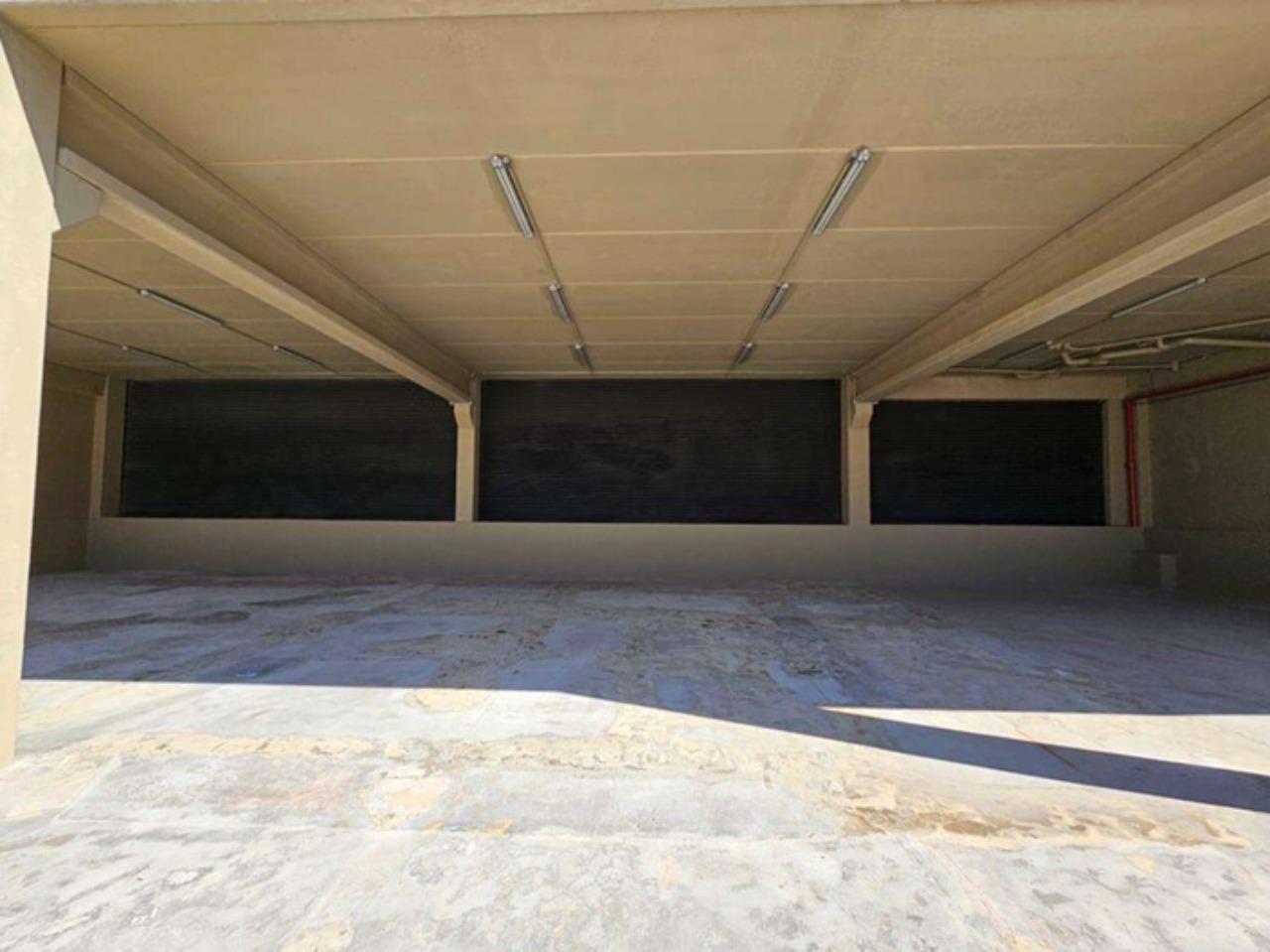 Galpão para alugar em Alphaville Barueri com 10.037 m², dois galpões industriais, área fabril de 7.997 m² e estrutura moderna