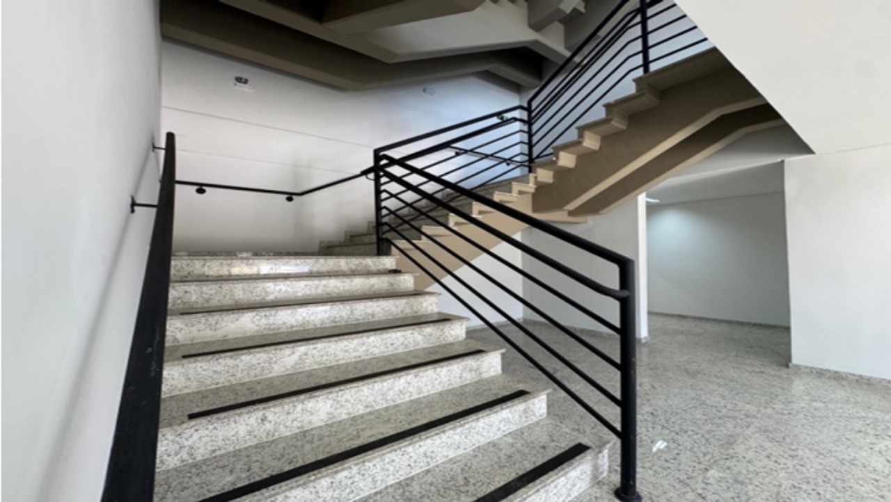 Galpão para alugar em Alphaville Barueri com 10.037 m², dois galpões industriais, área fabril de 7.997 m² e estrutura moderna
