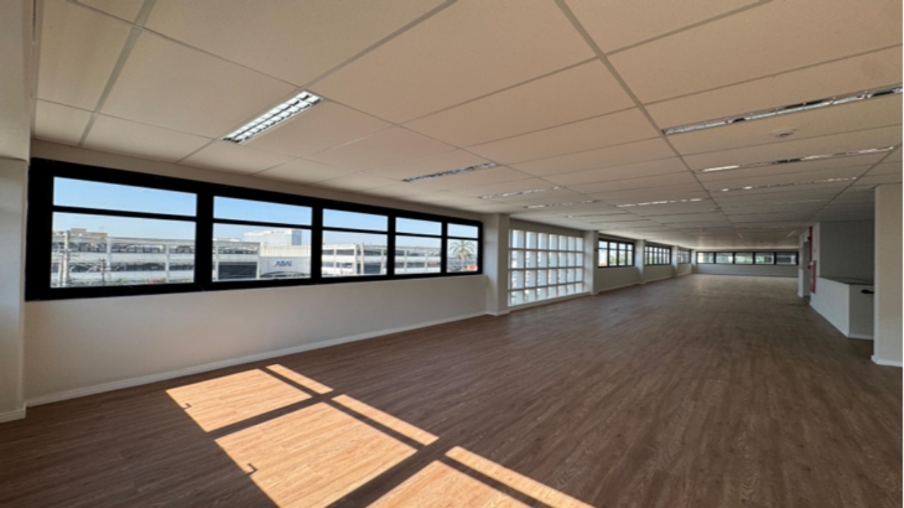Galpão para alugar em Alphaville Barueri com 10.037 m², dois galpões industriais, área fabril de 7.997 m² e estrutura moderna