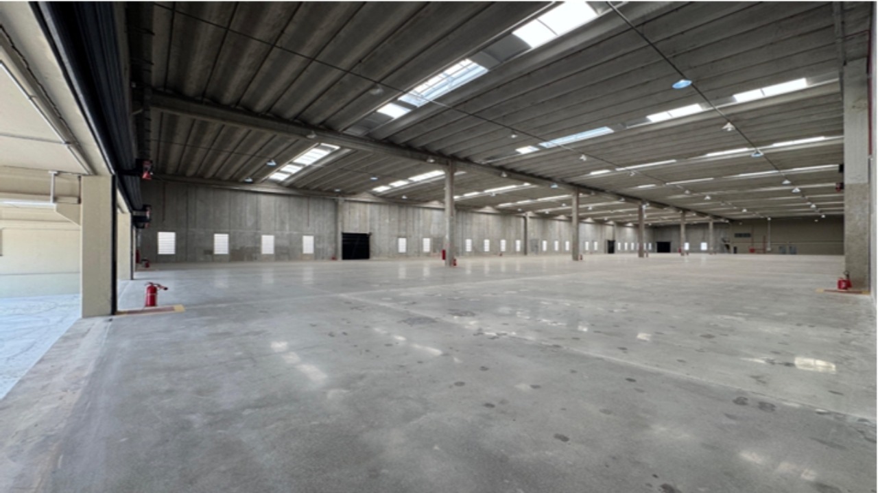 Galpão para alugar em Alphaville Barueri com 10.037 m², dois galpões industriais, área fabril de 7.997 m² e estrutura moderna